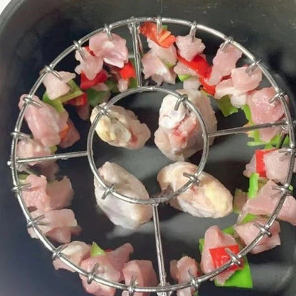 Ronde roestvrijstalen ovengrill met spies.